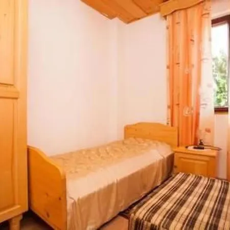 Apartamento Grosse In Novigrad Mit Schoenem Garten By Interhome Novigrad Istria