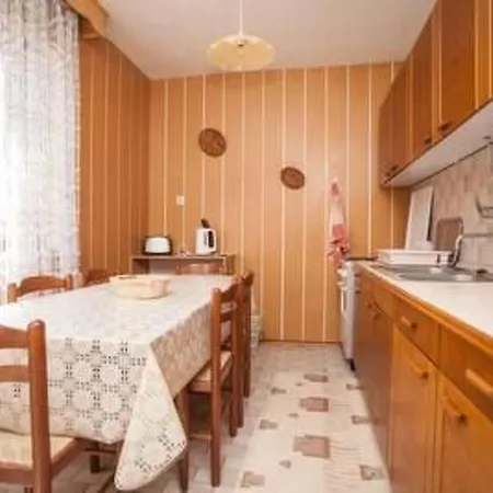 Grosse In Novigrad Mit Schoenem Garten By Interhome Apartmán Novigrad Istria