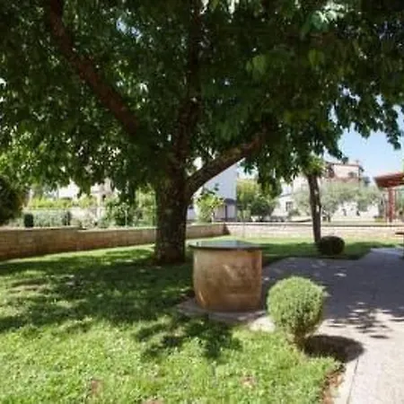 Grosse In Novigrad Mit Schoenem Garten By Interhome *